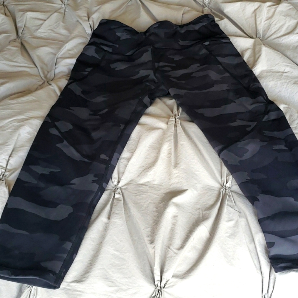 Sweaty Betty black camo crop leggings